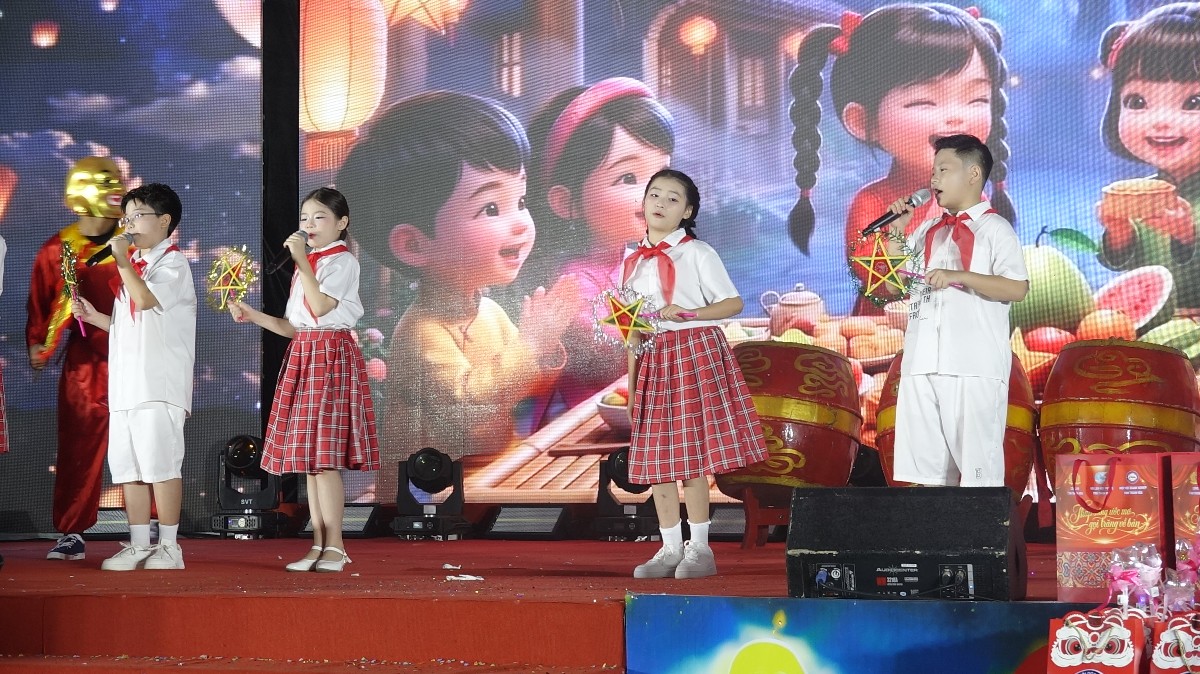 Những tiết mục văn nghệ mang đến nhiều tiếng cười và niềm vui cho các em nhỏ. Ảnh: Nguyễn Thuấn