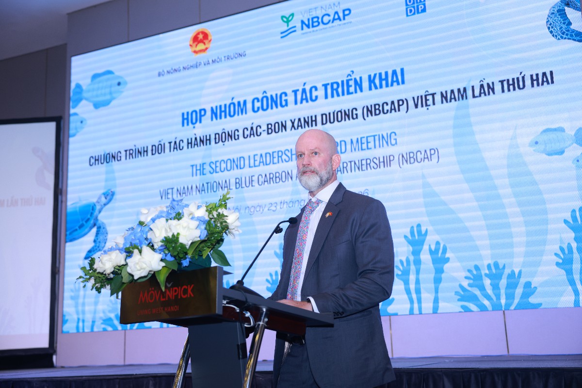 Ông Fergus McBean: "Việc củng cố thể chế và xây dựng các chính sách hỗ trợ minh bạch sẽ giúp tạo niềm tin, thu hút sự tham gia của khu vực tư nhân và hỗ trợ Việt Nam đạt được các mục tiêu về ứng phó biến đổi khí hậu và phát triển bền vững".