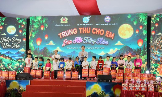 Chủ tịch UBND tỉnh Thanh Hóa Tô Anh Dũng trao học bổng và quà cho học sinh có hoàn cảnh khó khăn tại vùng cao biên giới Yên Khương. Ảnh: Nguyễn Thuấn