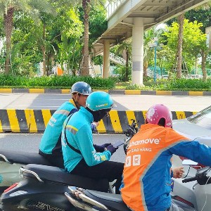 Nhiều người lao động làm việc trên các nền tảng số vẫn nằm ngoài lưới an sinh. Ảnh minh họa: Thu Hằng.