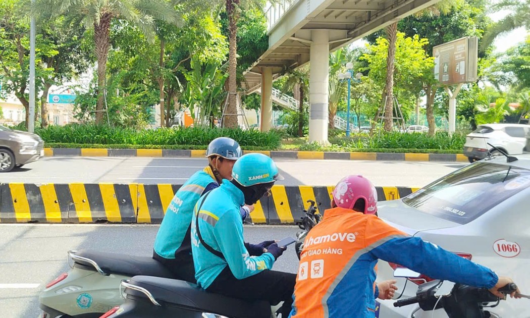 Nhiều người lao động làm việc trên các nền tảng số vẫn nằm ngoài lưới an sinh. Ảnh minh họa: Thu Hằng.