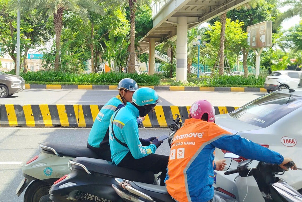 Nhiều người lao động làm việc trên các nền tảng số vẫn nằm ngoài lưới an sinh. Ảnh minh họa: Thu Hằng.