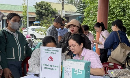Phụ nữ A Lưới học bán hàng trực tuyến, thanh toán không dùng tiền mặt