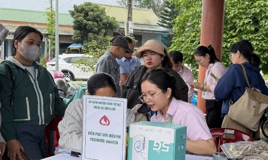 Phụ nữ vùng cao A Lưới được hướng dẫn sử dụng mã QR trong thanh toán. Ảnh: Nguyễn Thuấn