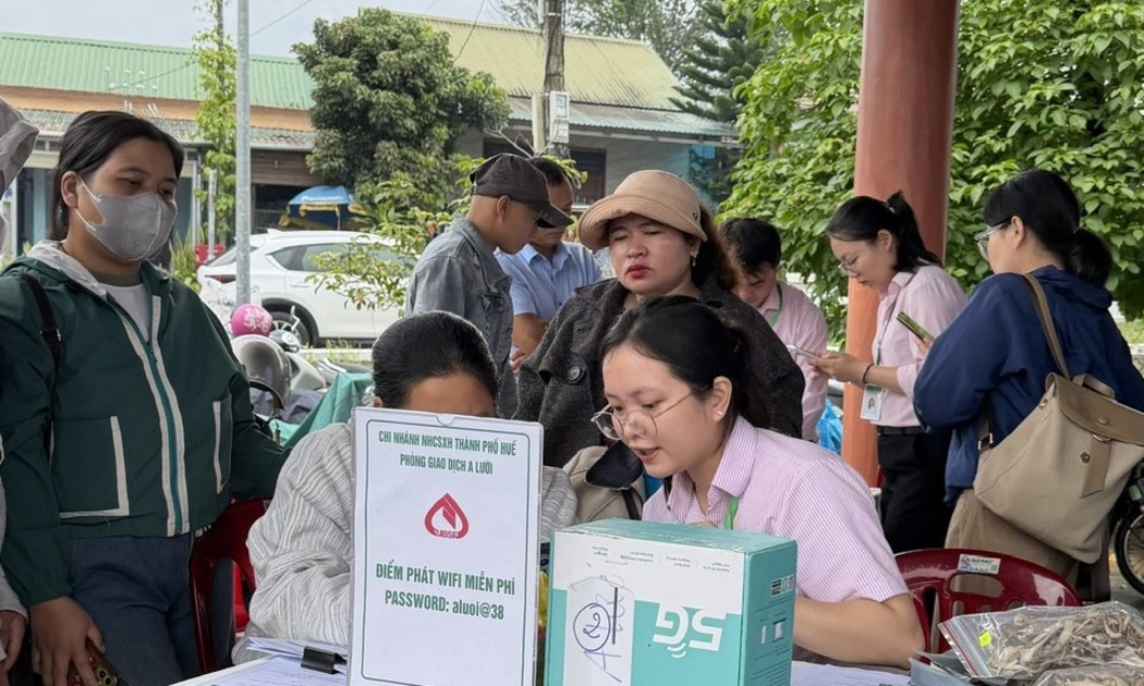 Phụ nữ vùng cao A Lưới được hướng dẫn sử dụng mã QR trong thanh toán. Ảnh: Nguyễn Thuấn