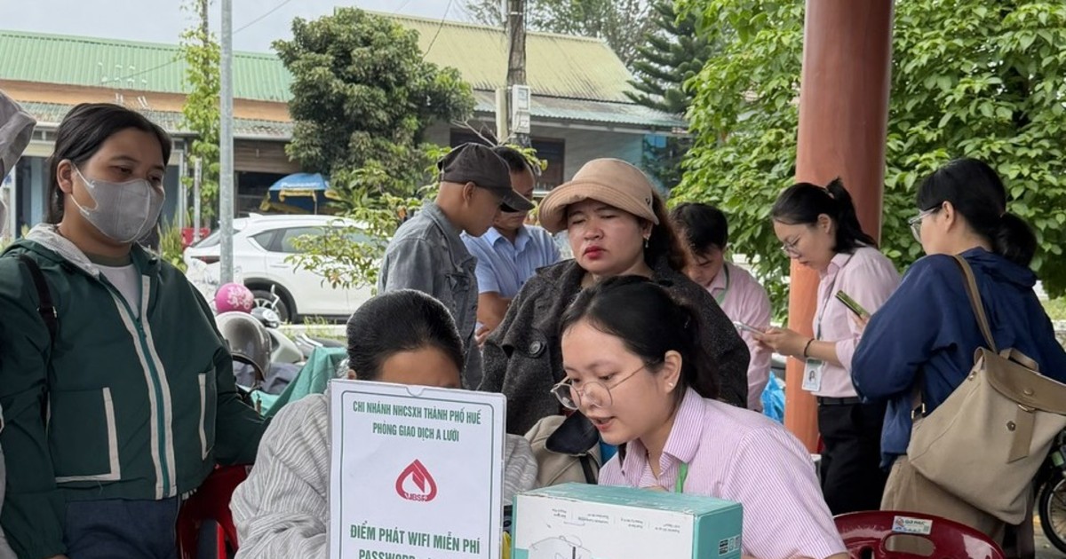 Phụ nữ A Lưới học bán hàng trực tuyến, thanh toán không dùng tiền mặt