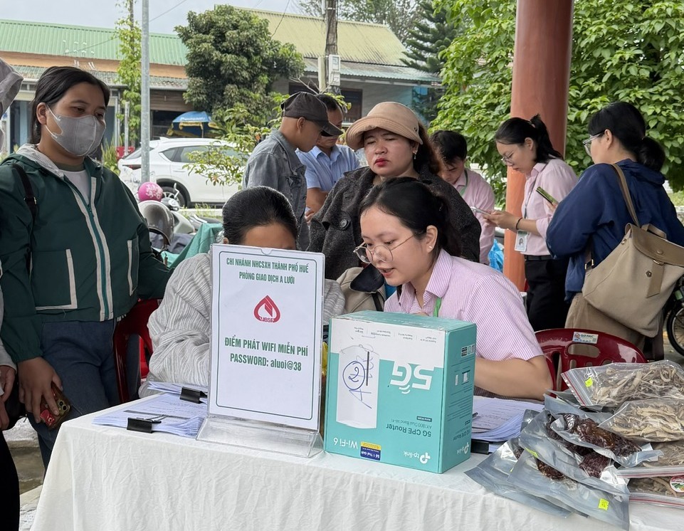 Phụ nữ vùng cao A Lưới được hướng dẫn sử dụng mã QR trong thanh toán. Ảnh: Nguyễn Thuấn