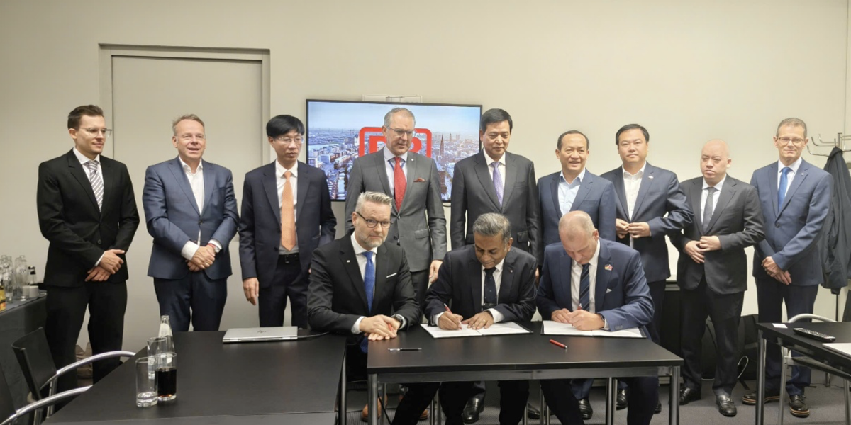 Trong khuôn khổ InnoTrans 2026, Thứ trưởng Bùi Xuân Dũng cùng Đoàn công tác Bộ Xây dựng đã đến thăm và làm việc tại gian hàng của Tập đoàn Đường sắt Đức - Deutsche Bahn (DB), đồng thời chứng kiến lễ ký Bản ghi nhớ hợp tác giữa DB và Trường Đại học Việt - Đức về đào tạo và phát triển nguồn nhân lực trong lĩnh vực đường sắt. Phát biểu tại sự kiện, Thứ trưởng đánh giá cao sáng kiến hợp tác giữa DB và Trường Đại học Việt - Đức, cho rằng nguồn nhân lực là một trong những yếu tố then chốt đối với quá trình hiện đại hóa hệ thống đường sắt của Việt Nam.