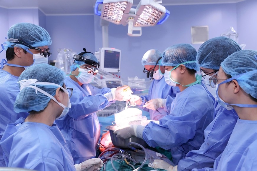 Các bác sĩ thực hiện ghép tim sớm lần 2 cho nam bệnh nhân. Ảnh: Bệnh viện Trung ương Quân đội 108