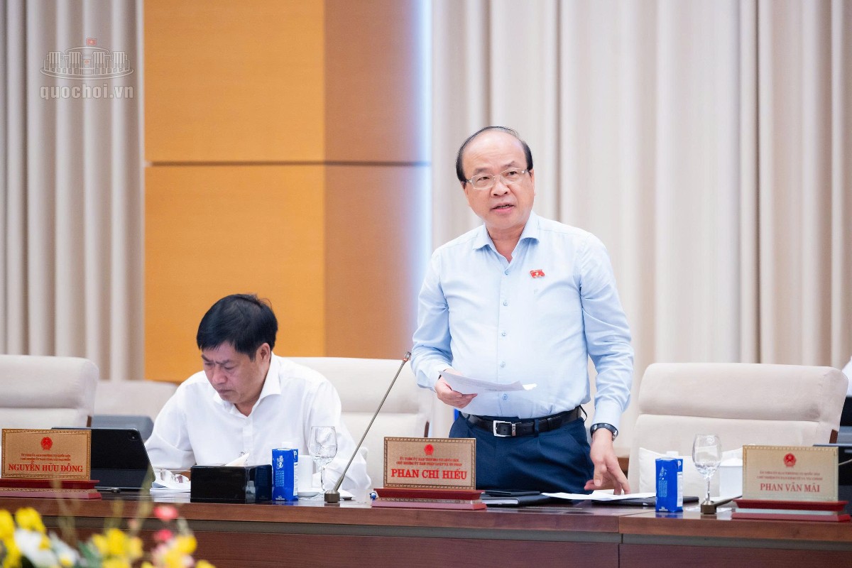 Chủ nhiệm Ủy ban Pháp luật và Tư pháp của Quốc hội Phan Chí Hiếu trình bày Báo cáo tóm tắt thẩm tra sơ bộ dự án Luật. Ảnh: Cổng thông tin điện tử Quốc hội.