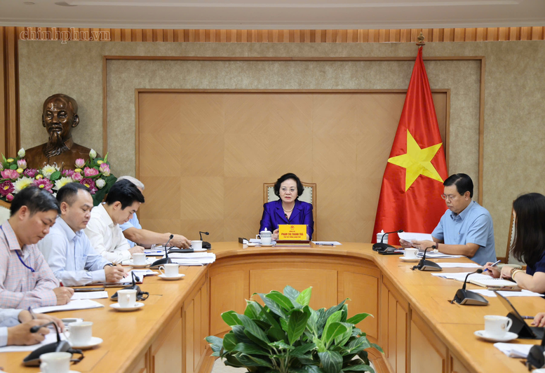 Phó Thủ tướng Phạm Thị Thanh Trà làm việc với Bộ Nội vụ về xây dựng Đề án cải cách chính sách tiền lương và bảo hiểm xã hội. Ảnh: Thu Giang/VGP.