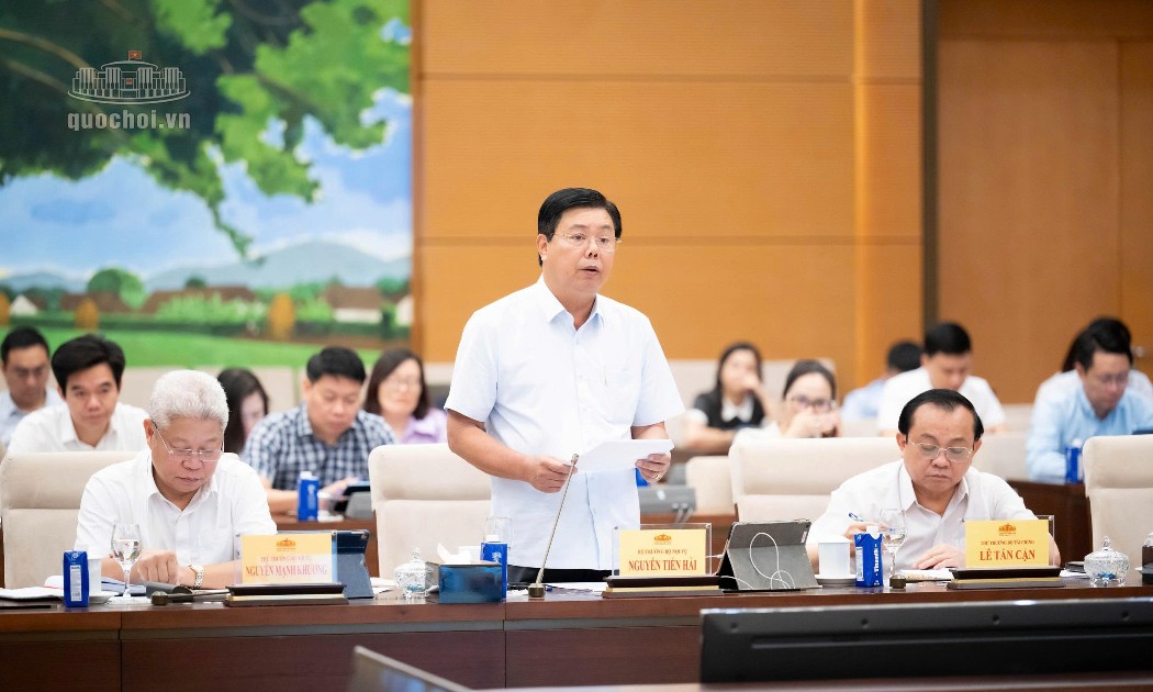 Bộ trưởng Bộ Nội vụ Nguyễn Tiến Hải thông tin về dự án Luật sửa đổi, bổ sung một số điều của Luật An toàn, vệ sinh lao động. Ảnh: Cổng Thông tin điện tử Quốc hội.