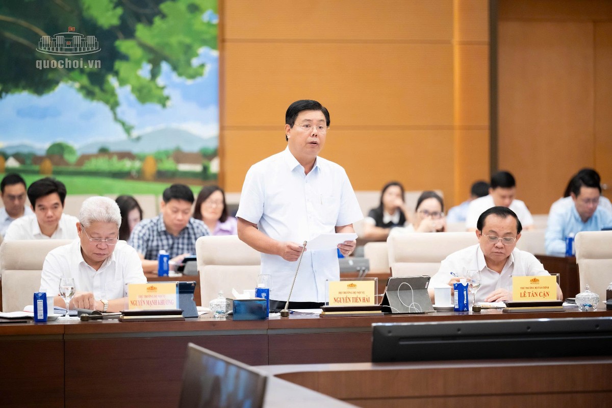 Bộ trưởng Bộ Nội vụ Nguyễn Tiến Hải thông tin về dự án Luật sửa đổi, bổ sung một số điều của Luật An toàn, vệ sinh lao động. Ảnh: Cổng Thông tin điện tử Quốc hội.