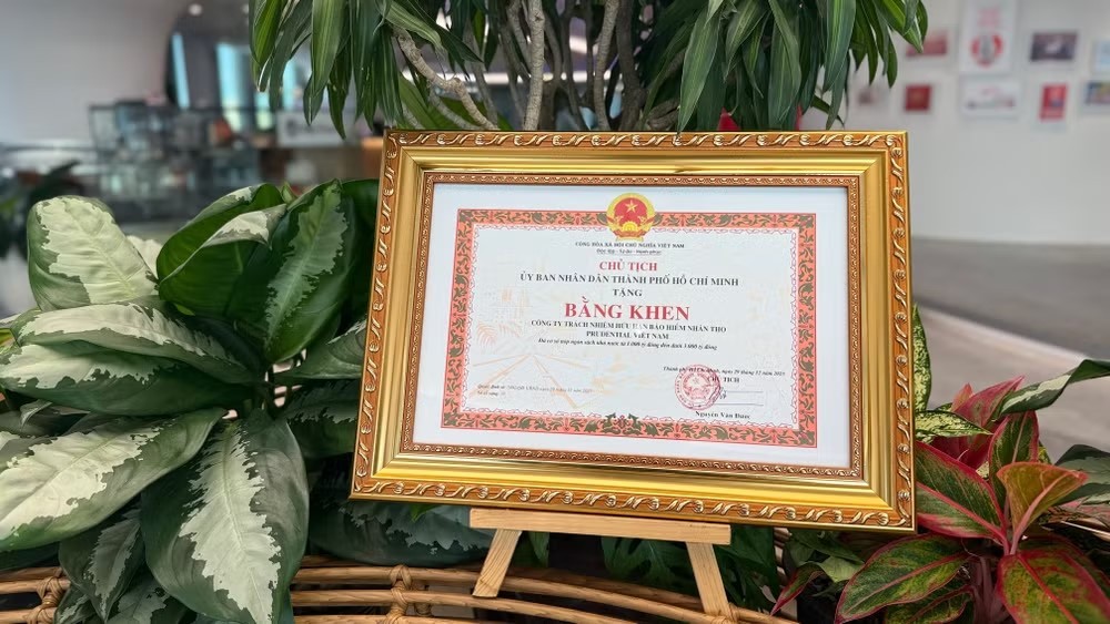 Bằng khen của Ủy ban Nhân dân Thành phố Hồ Chí Minh ghi nhận những đóng góp thuế của Prudential Việt Nam trong năm 2025.