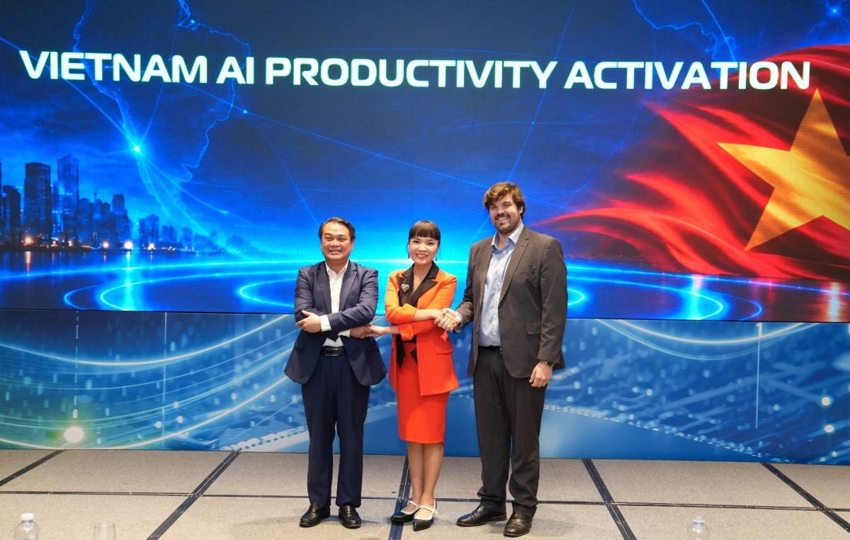 Đại diện Anphabe, OpenAI và HCMC C4IR cùng chụp ảnh lưu niệm kích hoạt chương trình “Vietnam AI Productivity Activation”. Nguồn: Anphabe.