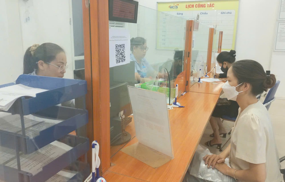 Người hưởng nhận chi trả chế độ liên quan đến bảo hiểm xã hội. Ảnh: Thu Hằng.