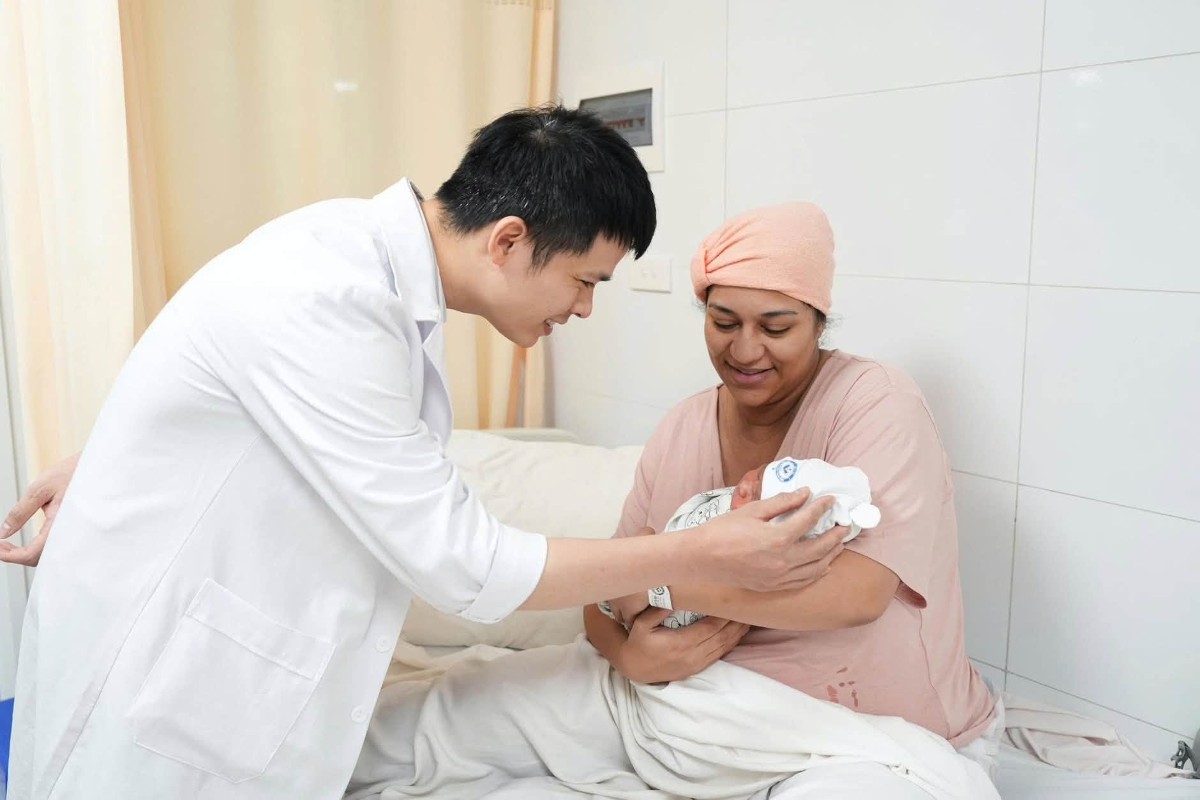 Khép lại hành trình xuyên quốc gia đầy bất ngờ, điểm dừng chân tại Việt Nam đã mang lại cho sản phụ một cái kết an toàn và viên mãn. Ảnh: Bệnh viện Phụ sản Trung ương