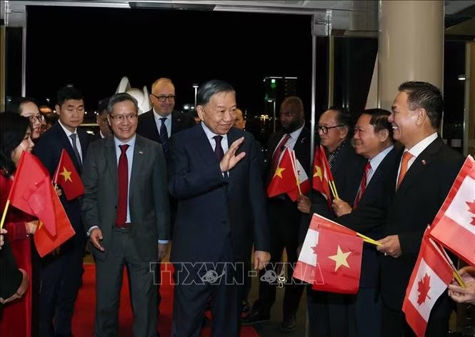 Cán bộ, nhân viên Đại sứ quán và đại diện cộng đồng người Việt Nam tại Canada đón Tổng Bí thư, Chủ tịch nước Tô Lâm. Ảnh: Thống Nhất/TTXVN