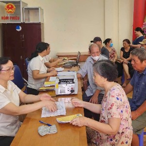 Chi trả lương hưu tại Hà Nội. Ảnh: Thu Hằng.