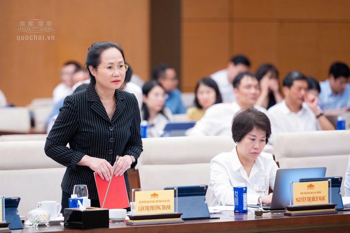 Bộ trưởng Bộ Văn hóa, Thể thao và Du lịch Lâm Thị Phương Thanh trình bày tờ trình tóm tắt dự án Luật Phát triển công nghiệp văn hóa. Ảnh: Cổng thông tin điện tử Quốc hội.