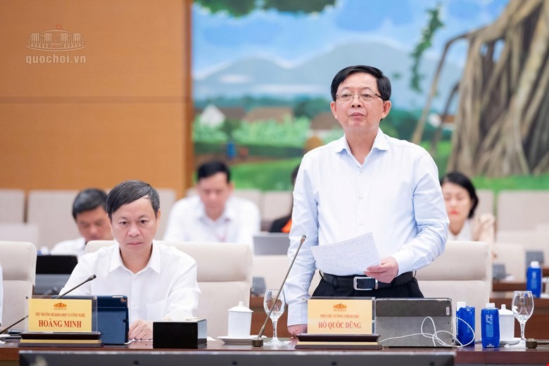 Phó Thủ tướng Chính phủ Hồ Quốc Dũng giải trình, làm rõ những ý kiến của các thành viên Ủy ban Thường vụ Quốc hội nêu. Ảnh: Cổng thông tin điện tử Quốc hội.