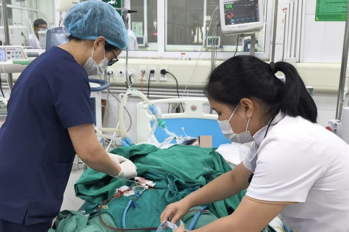 Người bệnh rơi vào sốc sốt xuất huyết, nhiễm toan máu nặng, rối loạn đông máu nặng và phải lọc máu liên tục để duy trì sự sống. Ảnh: Bệnh viện Bệnh Nhiệt đới Trung ương