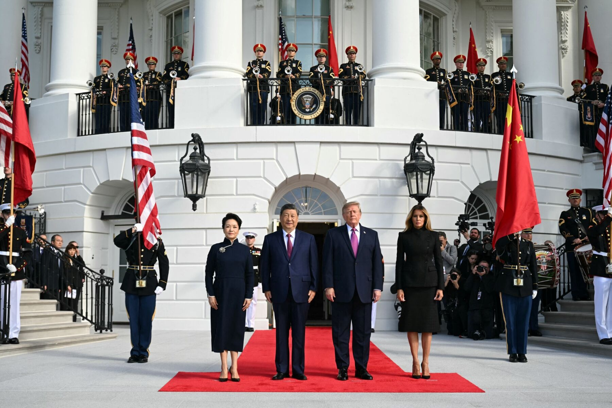 Tổng thống Mỹ Donald Trump và Đệ nhất phu nhân Melania Trump đón Chủ tịch Trung Quốc Tập Cận Bình cùng Đệ nhất phu nhân Bành Lệ Viện tại lối vào phía Nam Nhà Trắng ở Washington ngày 24/9 - Ảnh: Getty Images.
