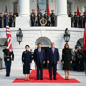 Tổng thống Mỹ Donald Trump và Đệ nhất phu nhân Melania Trump đón Chủ tịch Trung Quốc Tập Cận Bình cùng Đệ nhất phu nhân Bành Lệ Viện tại lối vào phía Nam Nhà Trắng ở Washington ngày 24/9 - Ảnh: Getty Images.