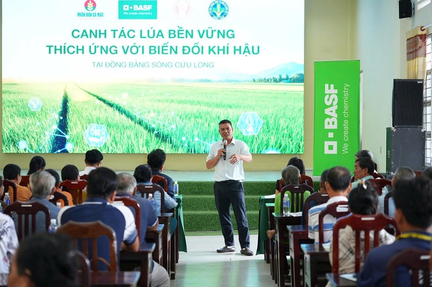 Chương trình tập huấn đã cung cấp cho bà con nông dân các kiến thức thực tiễn, giúp họ thích ứng với canh tác lúa phát thải thấp. Ảnh: BASF.