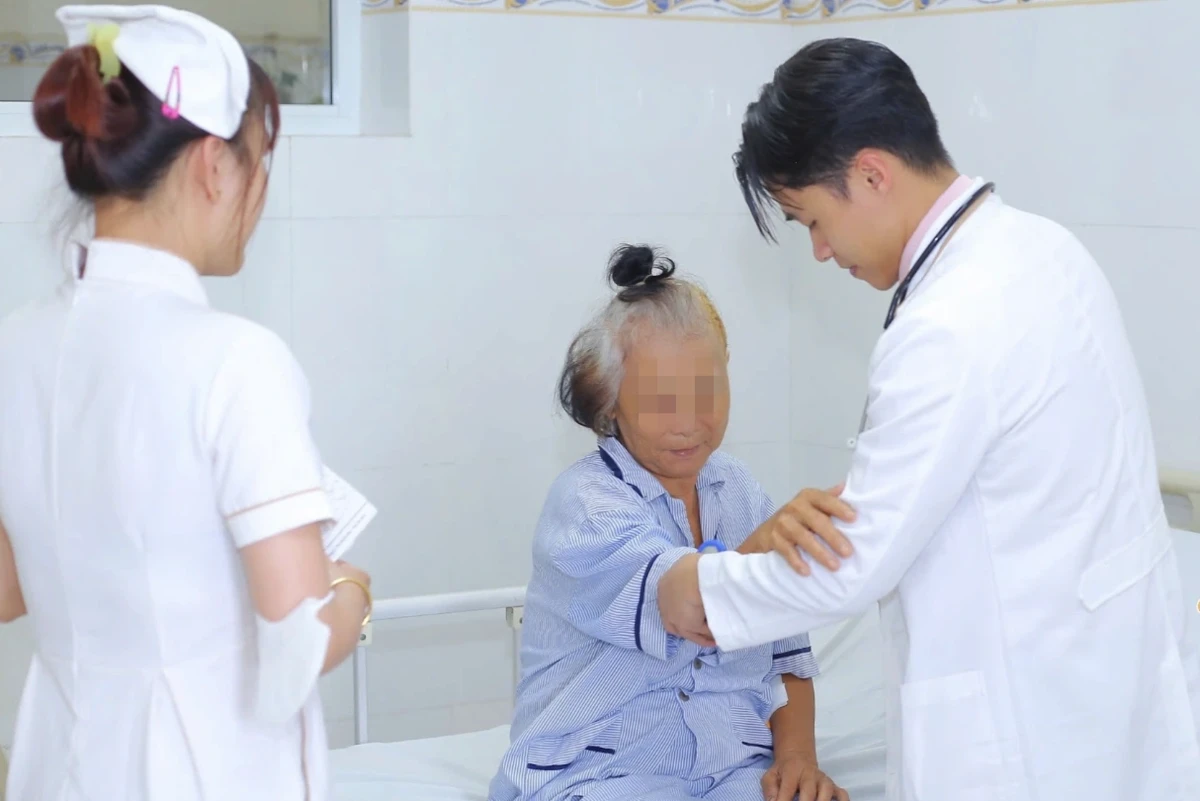Bệnh nhân từ Campuchia sang Việt Nam tìm cơ hội điều trị. Ảnh: Bệnh viện Đa khoa Tâm Anh