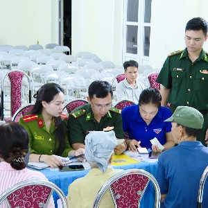 Cán bộ Đồn Biên phòng cửa khẩu Tén Tằn hướng dẫn người dân xã Mường Lát sử dụng các tiện ích số trên điện thoại thông minh. Ảnh: Nguyễn Thuấn