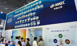 Công ty AMEC của Trung Quốc – đơn vị ghi nhận lợi nhuận ròng tăng gấp bốn lần trong nửa đầu năm – đã tham gia trưng bày tại một triển lãm thương mại về thiết bị sản xuất chip vào tháng 8. Ảnh: Nikkei