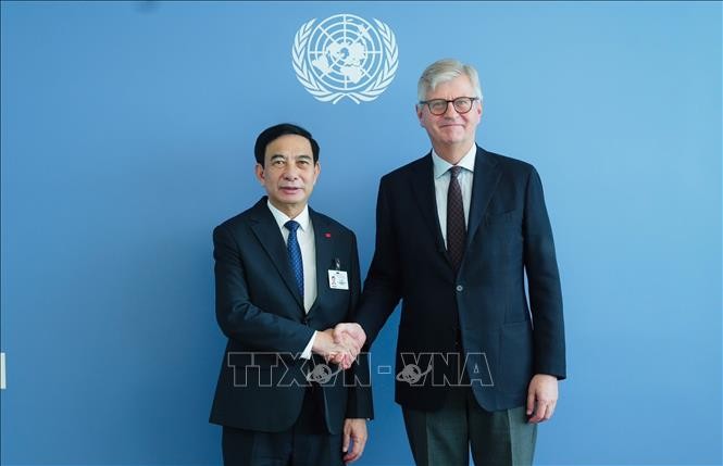Phó Thủ tướng, Bộ trưởng Quốc phòng Phan Văn Giang hội kiến Phó Tổng Thư ký Liên hợp quốc phụ trách hoạt động gìn giữ hòa bình Jean-Piere Lacroix. Ảnh: Đoàn Hùng /TTXVN