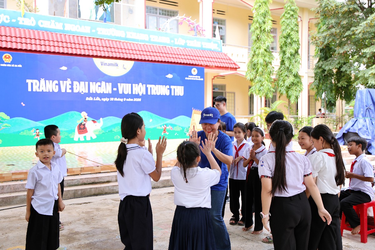 Các em nhỏ hào hứng tham gia trò chơi cùng nhân viên Vinamilk trong ngày hội trăng rằm (Ảnh: Nguyễn Hoàng).