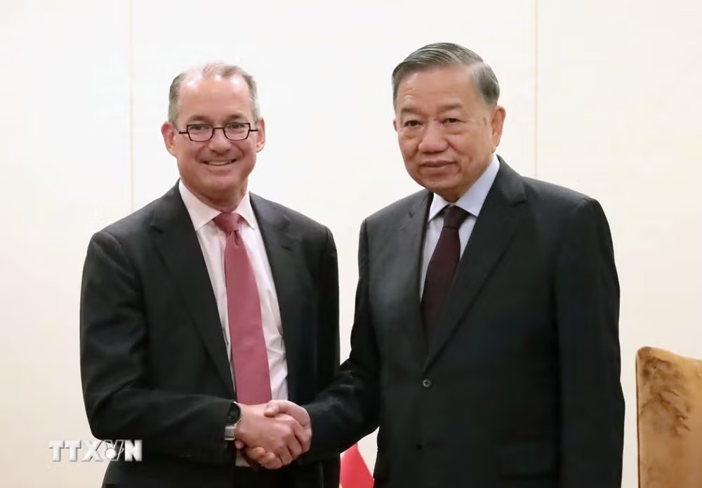 Tổng Bí thư, Chủ tịch nước Tô Lâm tiếp ông Robert (Bobby) Thomson, Phó Chủ tịch cấp cao kiêm Tổng phụ trách Quan hệ Chính phủ Toàn cầu của Tập đoàn Visa - Ảnh: TTXVN