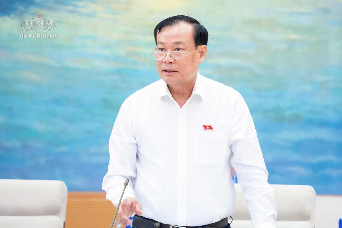 Thượng tướng Lê Tấn Tới, Chủ nhiệm Ủy ban Quốc phòng, An ninh và Đối ngoại trình bày Báo cáo tóm tắt Thẩm tra sơ bộ dự án Luật An ninh dữ liệu. Ảnh: Cổng thông tin điện tử Quốc hội.