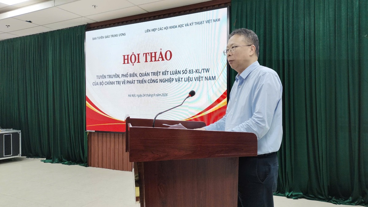 GS.VS Châu Văn Minh: Liên hiệp Hội Việt Nam sẵn sàng làm cầu nối giữa nhà khoa học- viện, trường- doanh nghiệp- cơ quan quản lý, huy động các mạng lưới chuyên gia đa ngành tham gia vào những vấn đề lớn như vật liệu chiến lược, vật liệu mới, đất hiếm, bán dẫn, năng lượng, vật liệu xanh, kinh tế tuần hoàn, tiêu chuẩn - quy chuẩn và phát triển nguồn nhân lực. Ảnh: Đỗ Phong