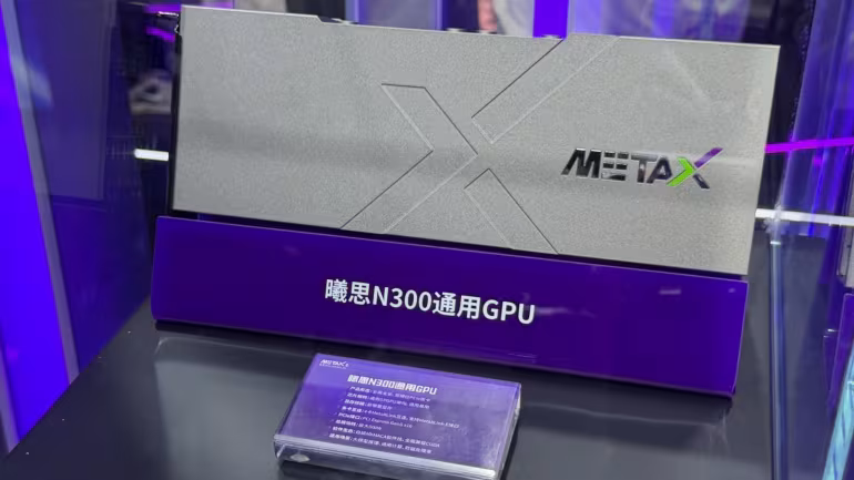 MetaX – công ty đã chuyển sang có lãi ròng trong nửa đầu năm – đã trưng bày một trong những mẫu GPU của mình tại một triển lãm thương mại ở Thượng Hải vào tháng 7. Ảnh: Nikkei