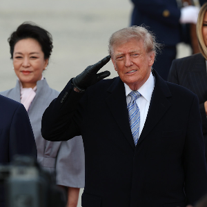 Tổng thống Mỹ Donald Trump và Phu nhân trực tiếp đón Chủ tịch Trung Quốc Tập Cận Bình và Phu nhân tại sân bay - Ảnh: FT