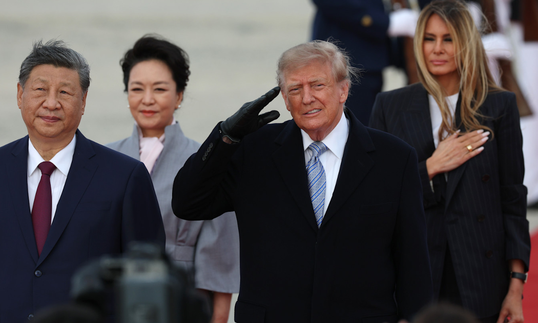Tổng thống Mỹ Donald Trump và Phu nhân trực tiếp đón Chủ tịch Trung Quốc Tập Cận Bình và Phu nhân tại sân bay - Ảnh: FT