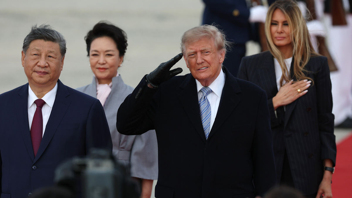 Tổng thống Mỹ Donald Trump và Phu nhân trực tiếp đón Chủ tịch Trung Quốc Tập Cận Bình và Phu nhân tại sân bay - Ảnh: FT