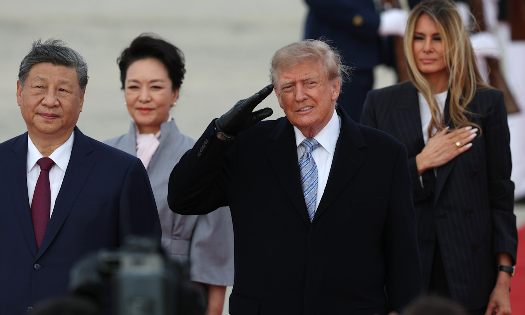 Tổng thống Mỹ Donald Trump và Phu nhân trực tiếp đón Chủ tịch Trung Quốc Tập Cận Bình và Phu nhân tại sân bay - Ảnh: FT