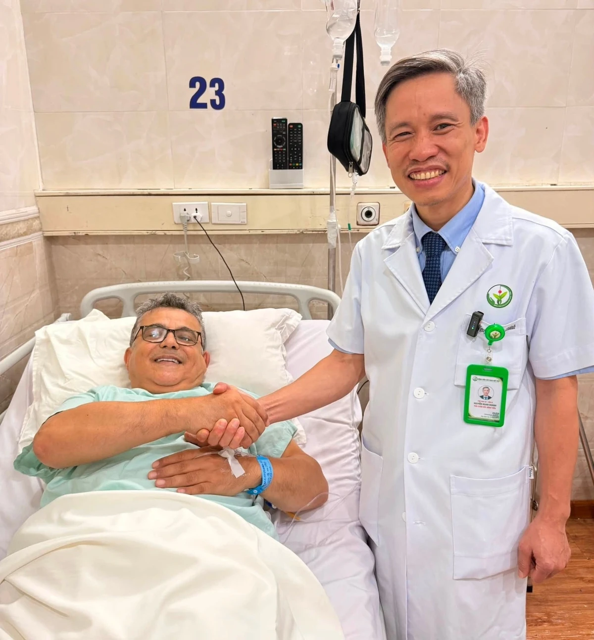 PGS.TS Nguyễn Mạnh Khánh và một bệnh nhân nước ngoài. Ảnh: Bệnh viện Việt Đức