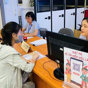 Người lao động được tư vấn, giới thiệu việc làm để sớm trở lại thị trường lao động. Ảnh: Thu Hằng.