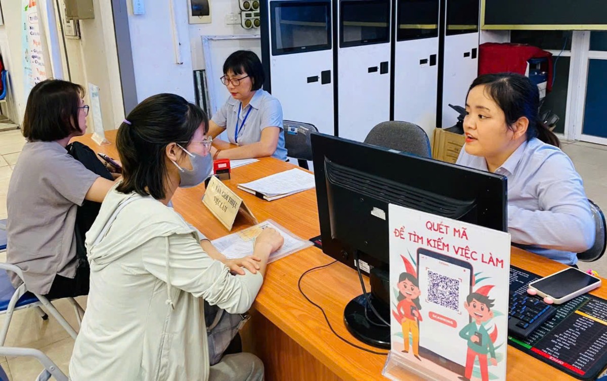 Người lao động được tư vấn, giới thiệu việc làm để sớm trở lại thị trường lao động. Ảnh: Thu Hằng.