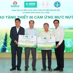 Ông Lê Văn Chấn, Phó Chi cục trưởng, Chi cục Trồng trọt và Bảo vệ thực vật tỉnh Đồng Tháp, và ông Erick Contreras, Tổng Giám đốc BASF Việt Nam, trao bảng tượng trưng thiết bị quản lý nước tưới ướt-khô xen kẽ (AWD) cho đại diện các hợp tác xã địa phương. Ảnh: BASF.