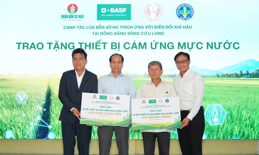 Ông Lê Văn Chấn, Phó Chi cục trưởng, Chi cục Trồng trọt và Bảo vệ thực vật tỉnh Đồng Tháp, và ông Erick Contreras, Tổng Giám đốc BASF Việt Nam, trao bảng tượng trưng thiết bị quản lý nước tưới ướt-khô xen kẽ (AWD) cho đại diện các hợp tác xã địa phương. Ảnh: BASF.