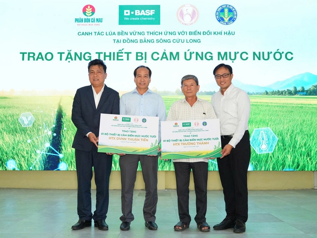 Ông Lê Văn Chấn, Phó Chi cục trưởng, Chi cục Trồng trọt và Bảo vệ thực vật tỉnh Đồng Tháp, và ông Erick Contreras, Tổng Giám đốc BASF Việt Nam, trao bảng tượng trưng thiết bị quản lý nước tưới ướt-khô xen kẽ (AWD) cho đại diện các hợp tác xã địa phương. Ảnh: BASF.