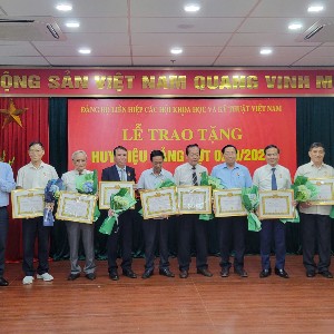 Phó Bí thư Thường trực Đảng ủy Mặt trận Tổ quốc, các đoàn thể Trung ương Nguyễn Phi Long (ngoài cùng bên phải) và GS.VS Châu Văn Minh, Phó Chủ tịch không chuyên trách Ủy ban Trung ương Mặt trận Tổ quốc Việt Nam, Bí thư Đảng ủy, Chủ tịch Liên hiệp các Hội Khoa học và Kỹ thuật Việt Nam (ngoài cùng bên trái) trao Huy hiêu Đảng và tặng hoa các đồng chí đảng viên. Ảnh: Vusta.