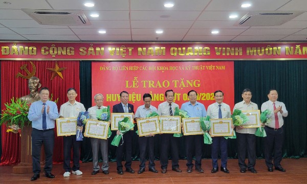 Trao Huy hiệu Đảng cho 111 đảng viên Liên hiệp các Hội Khoa học và Kỹ thuật Việt Nam